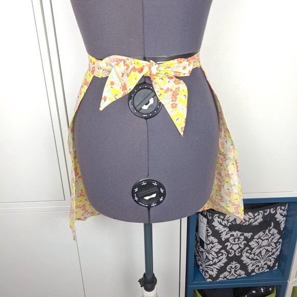 1960’s Floral Apron - Picture 3 of 3